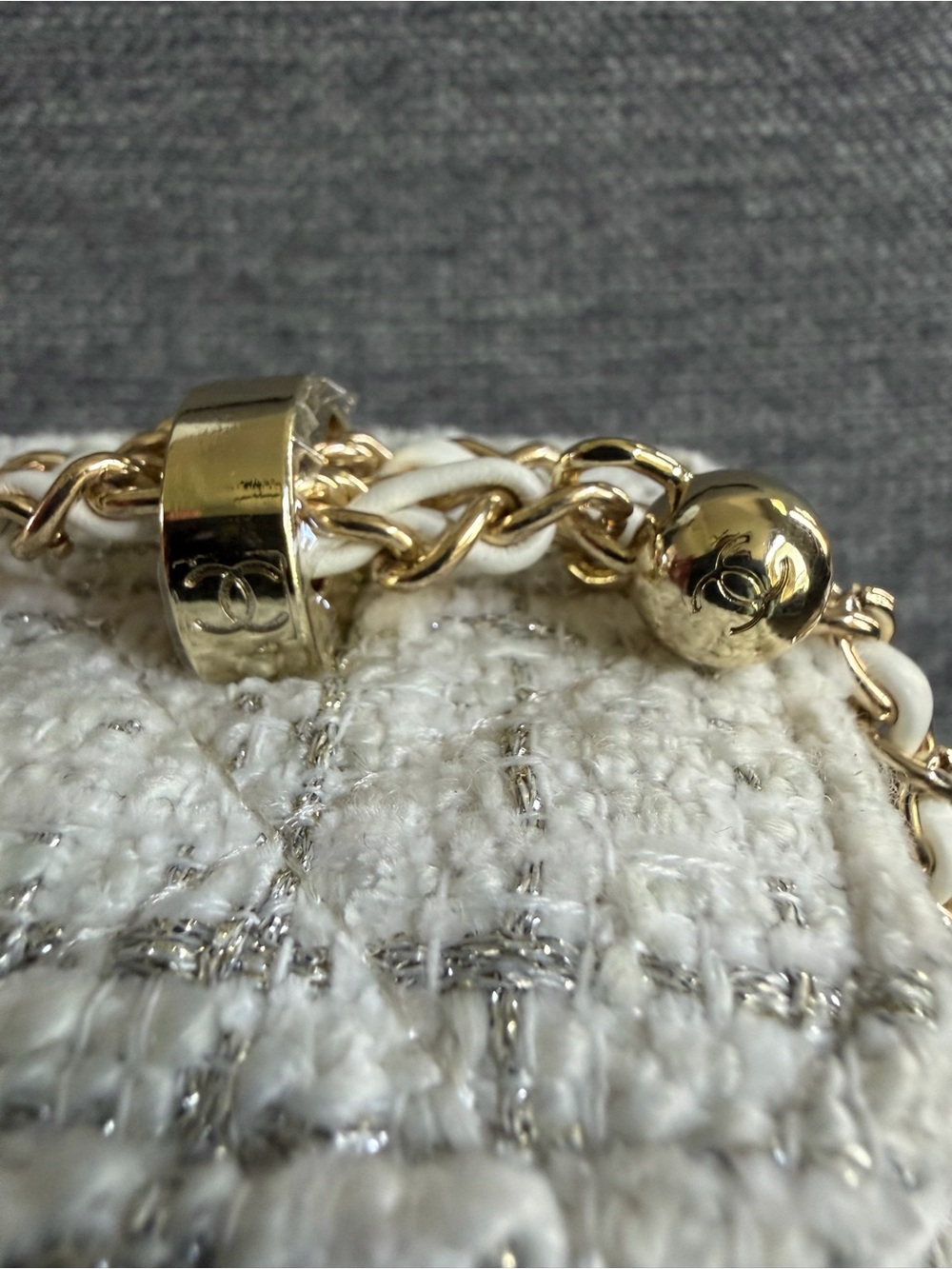 CHANEL MAKEUP Ivory Tweed Shoulder Bag with Gold Chain - Picture 4 of 11